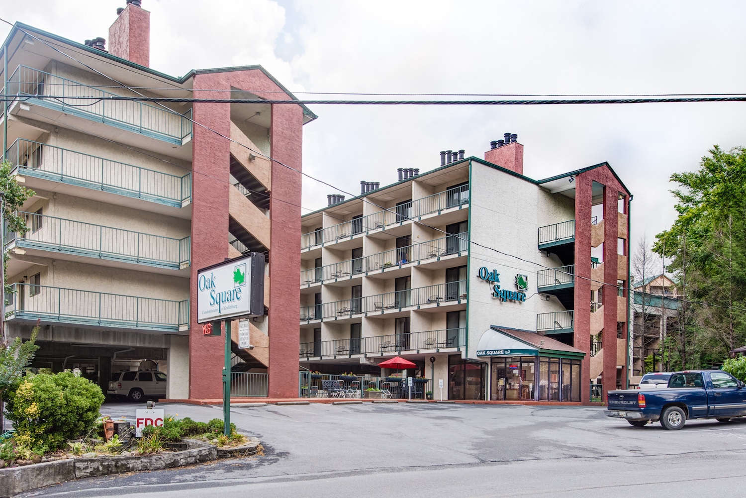 Exterior view of Gatlinburg Oak Square